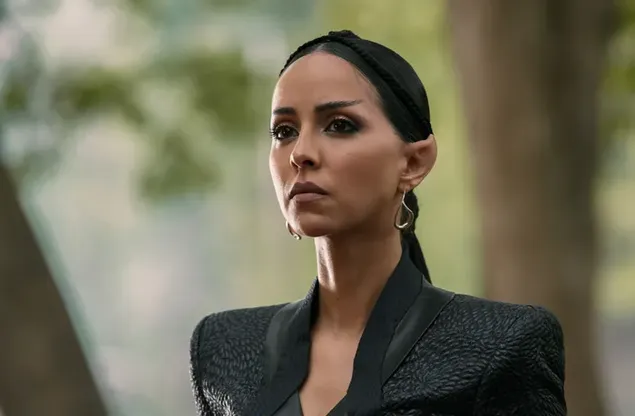 صورة لممثلة سلسلة أفلام Star Trek أمام خلفية غابة ضبابية 2K خلفية