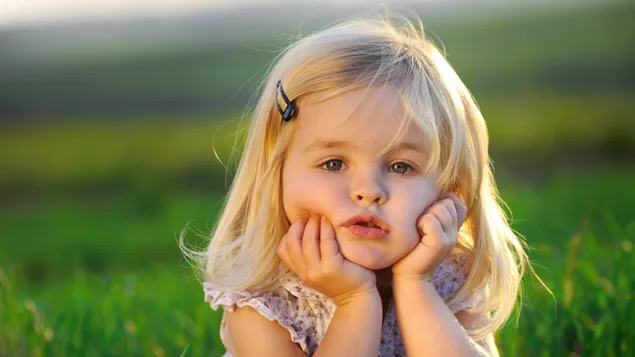 Portret van schattig meisje met blond haar en kleurrijke ogen