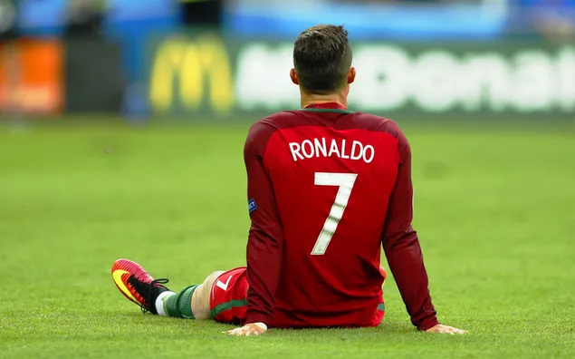 ポルトガル代表の世界的に有名なサッカー選手であるクリスティアーノロナウドは、7番のシャツを着てスタジアムに座っています。