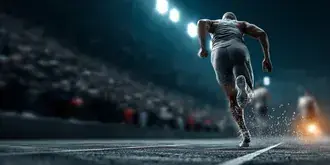 potezny sprinter biegnacy noca po biezni na stadionie pobierz