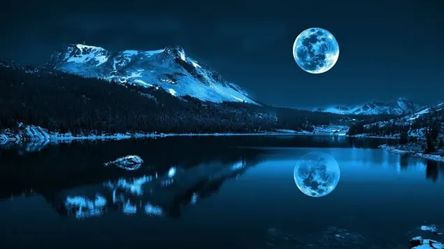 Prachtig uitzicht op de besneeuwde bergen van de nacht met volle maan, weerspiegeld in het water van het meer download