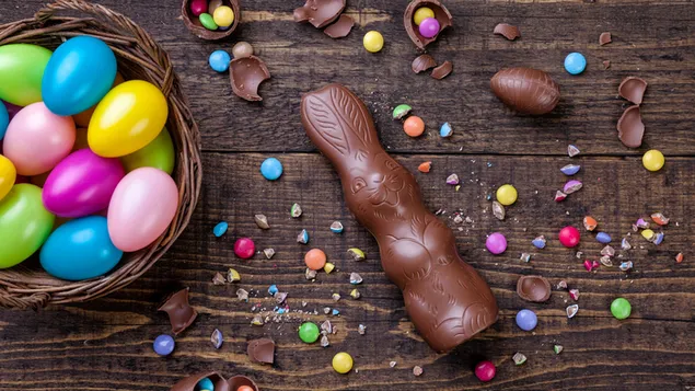 Presentación colorida de huevos de chocolate y dulces para el día especial de pascua