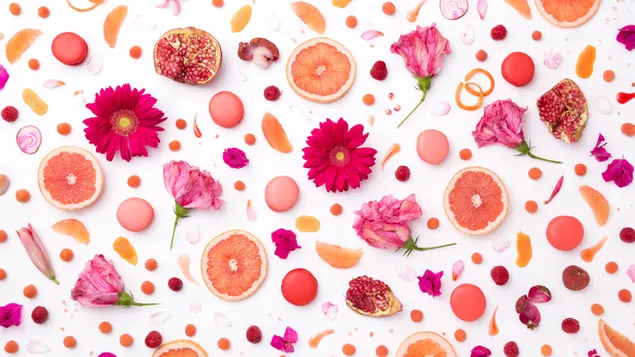 Presentación de pomelo y granada con flores, frutos importantes de una vida sana