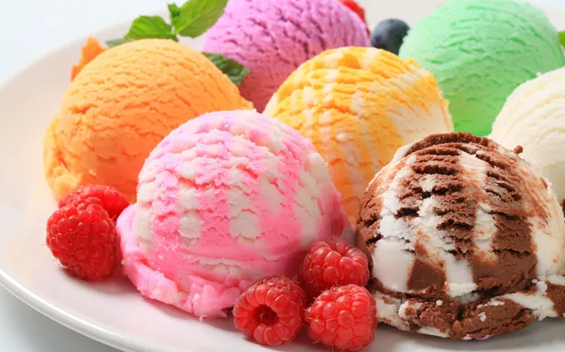 Presentació de boles de gelat de colors en un plat amb mores baixada