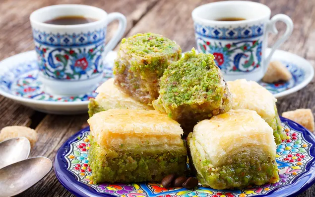 Tapeta Prezentácia tureckého dezertu baklava s tureckou kávou v miestnych setoch 2K