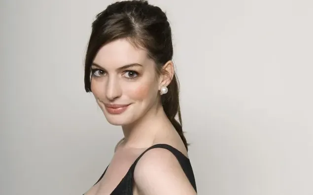 Pretty and petite actress Anne Hathaway 4K wallpaper