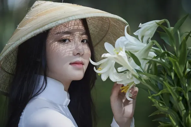 Gadis cantik Asia dan bunga putih unduhan