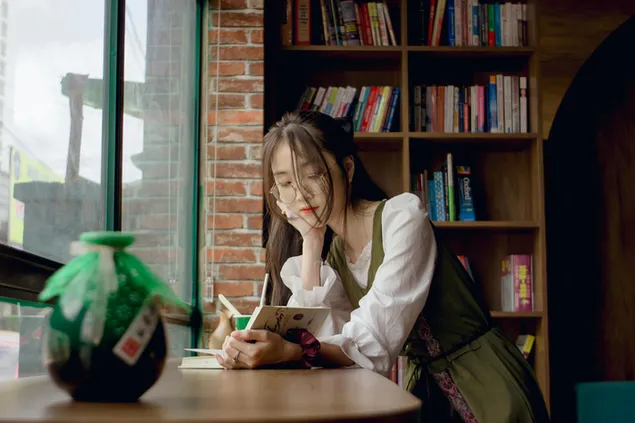 漂亮的书呆子在窗边看书 4K 壁纸