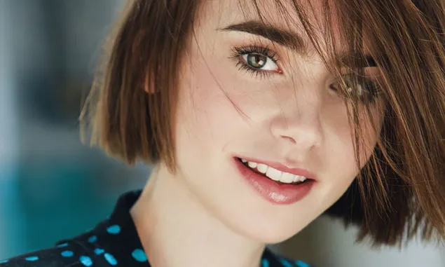 Mooie Lily Collins in bobsnit