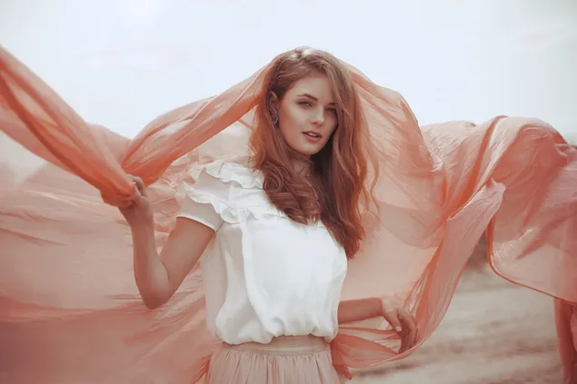 jolie fille aux cheveux rouges tenant un chale orange telechargement