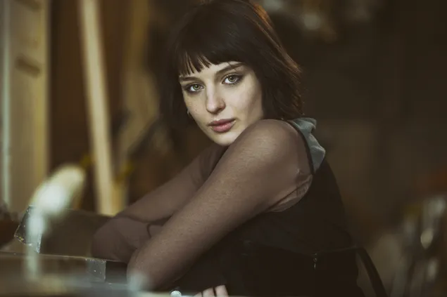 Schéin Fra am schwaarze Kleed 4K Tapeten