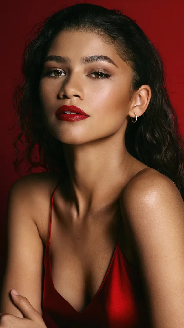 Bastante joven actriz Zendaya posando en vestido rojo 2K fondo de pantalla