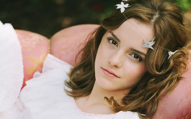 Tapeta Princezna jako Emma Watson s květinovou korunou HD