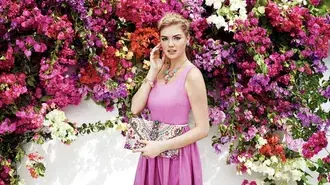 Princeza poput Kate Upton sa šarenom pozadinom od bugenvilija 2K pozadina