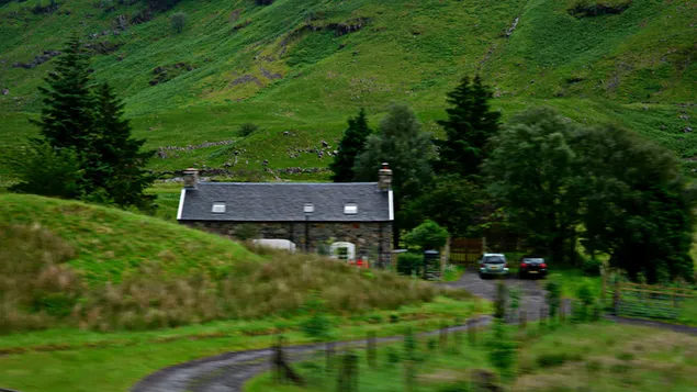 Частна къща в планината 4K тапет