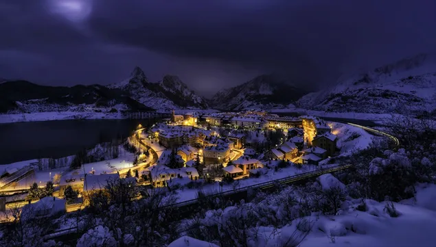 Pueblo de montaña en noche de invierno