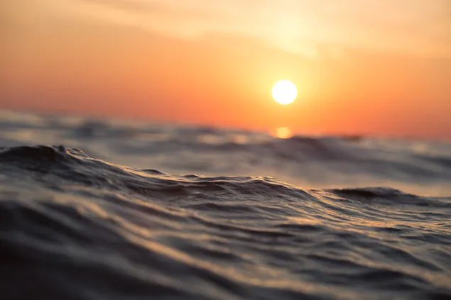 Puesta de sol en las olas del mar descargar
