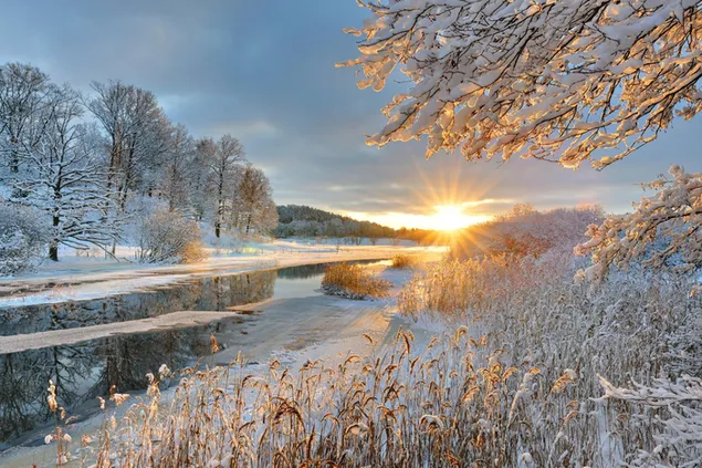 Puesta de sol en un río congelado