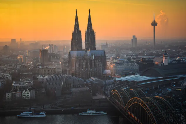 Puesta de sol sobre la Catedral de Colonia