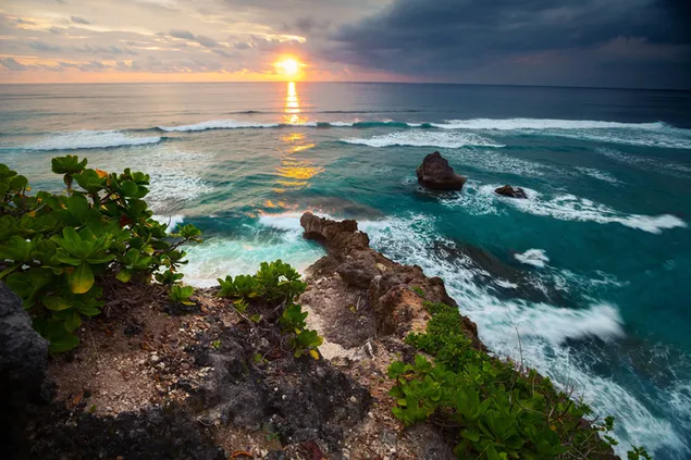 Puesta de sol sobre la costa de Indonesia