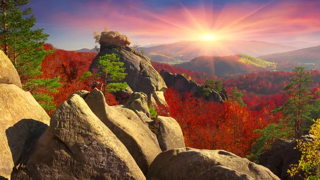 Puesta de sol sobre las montañas de otoño