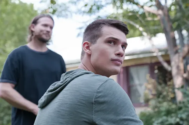 Hình nền Trái tim màu tím - Nicholas Galitzine 4K