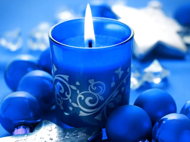 青いガラスのキャンドルと新年の装飾品 ダウンロード
