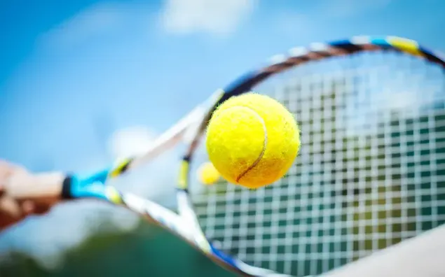 Quả bóng tennis bị vợt đánh trúng tải xuống