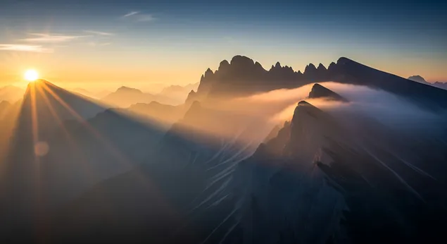 Strålning ovanför dimmans toppar 8K bakgrund