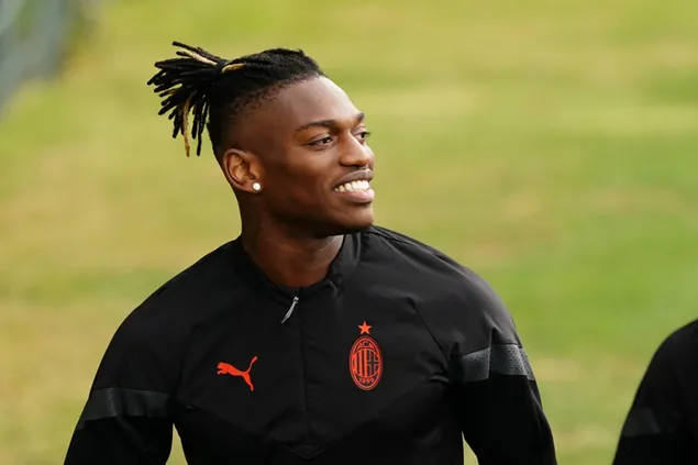 רפאל ליאו חיוך מקרוב 2K טפט