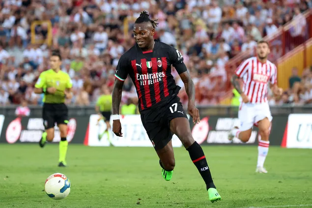 フィールドでサッカー ボールを持ったラファエル レオ 2K 壁紙