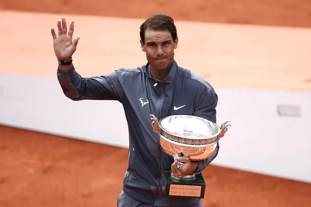 rafael nadal begroet het publiek na het in ontvangst nemen van de winnende trofee download