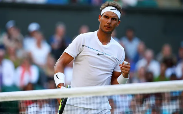 Rafael Nadal in wit t-shirt en witte polsbandjes juichte na het scoren 2K achtergrond