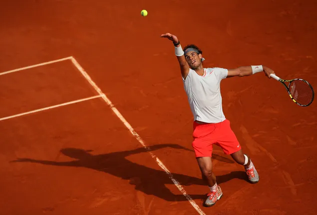 Rafael Nadal serveert op de zandbaan