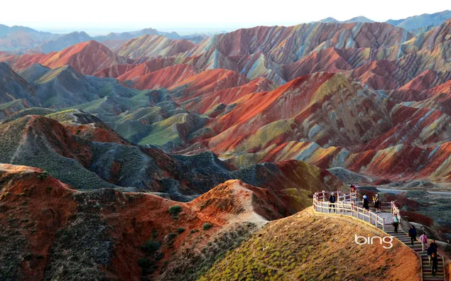 ペルーの虹の山々と赤い谷 ダウンロード