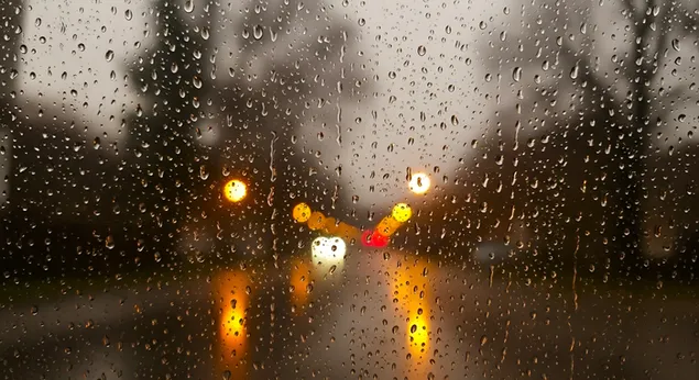 kisni pogled s prozora: svjetla grada i kapi vode preuzmi