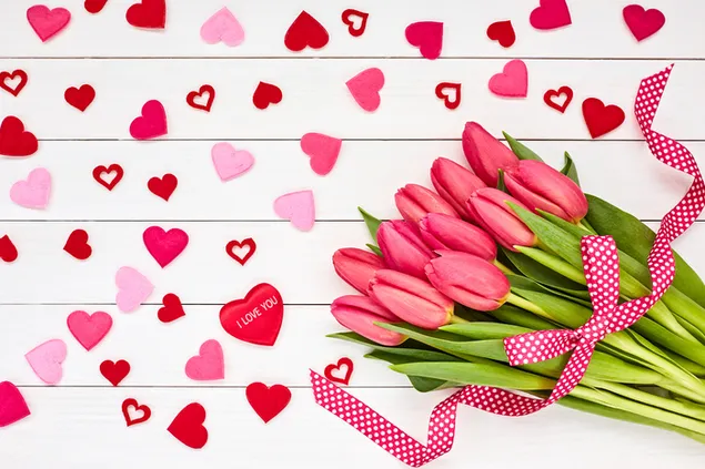 Ramo de tulipanes rosas y corazones recortados