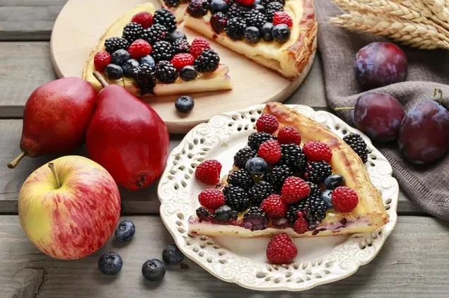 tarta de frambuesa con otras frutas deliciosas en una mesa de madera descargar