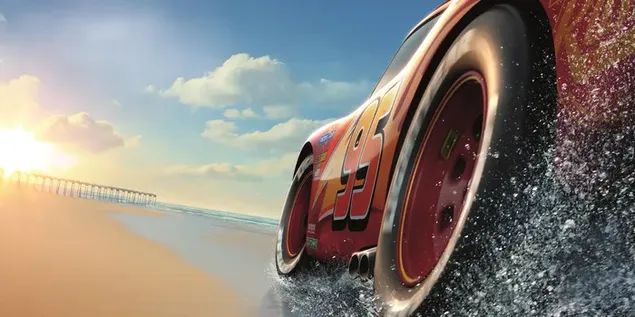 Rayo Mcqueen de la película animada Cars conduce junto al mar en la playa