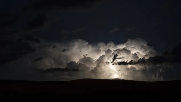 Rayo que crea relámpagos en las nubes en el momento más oscuro de la noche