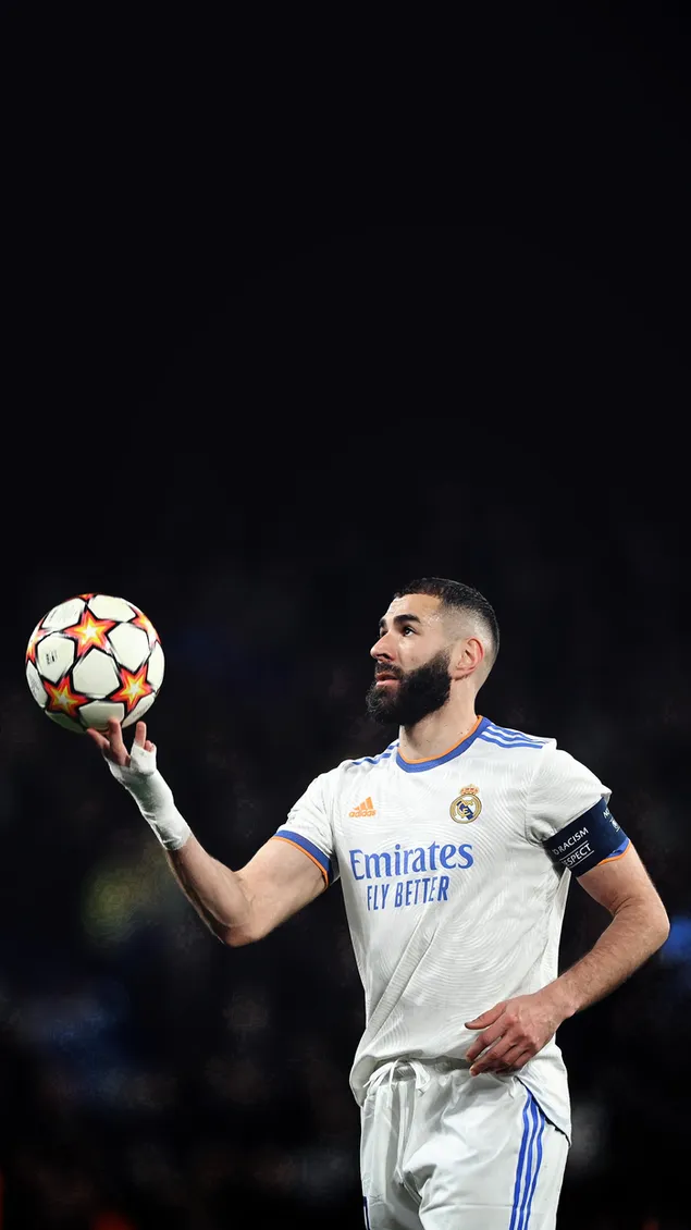 real madridin jalkapalloilija karim benzema pitelee palloa kadessaan lataa