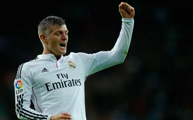 تونی کروس، بازیکن فوتبال رئال مادرید، گل خود را جشن گرفت کاغذدیواری  2K