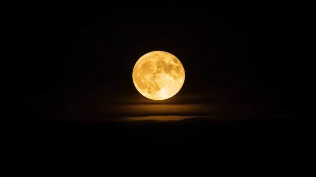 Realistischer Vollmond, der über einer dünnen Wolkendecke aufgeht 2K Hintergrundbild
