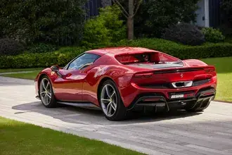 vid szadi na novyy krasnyy ferrari 296 gtb, stoyashchiy na doroge skachat'