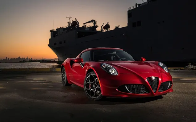 Czerwona Alfa Romeo 4C nad morzem 2K tapeta