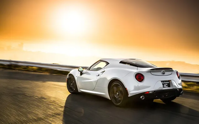 crveni alfa romeo 4c na suncanom putu preuzmi