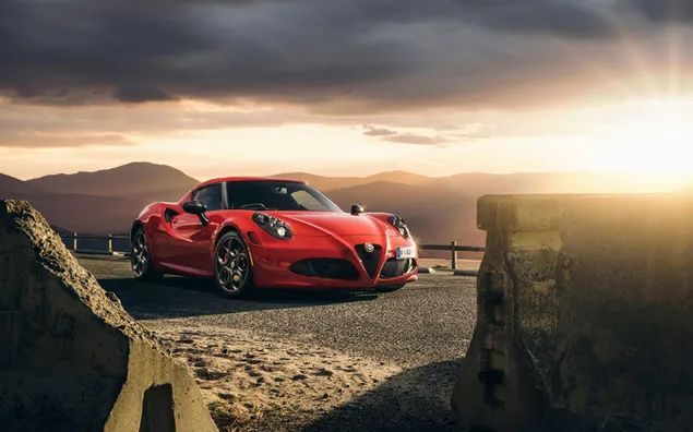 Czerwona Alfa Romeo 4C zaparkowana o wschodzie słońca 2K tapeta