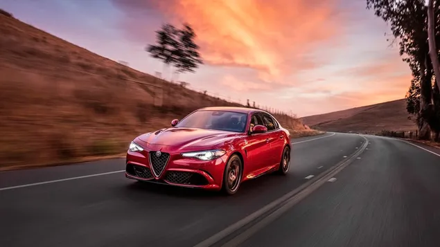 Rode Alfa Romeo op de weg bij zonsondergang download