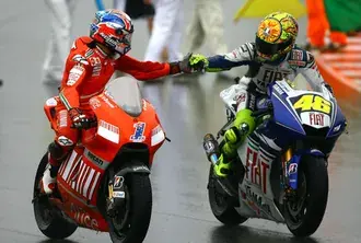 Tapeta Červení a modří motocykloví jezdci si na konci závodu gratulují na asfaltové silnici 2K