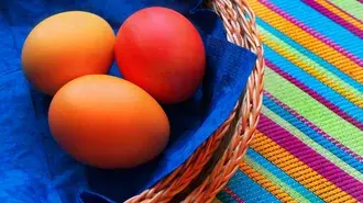 Rood en oranje paasei in een mand met kleurrijke placemat HD achtergrond